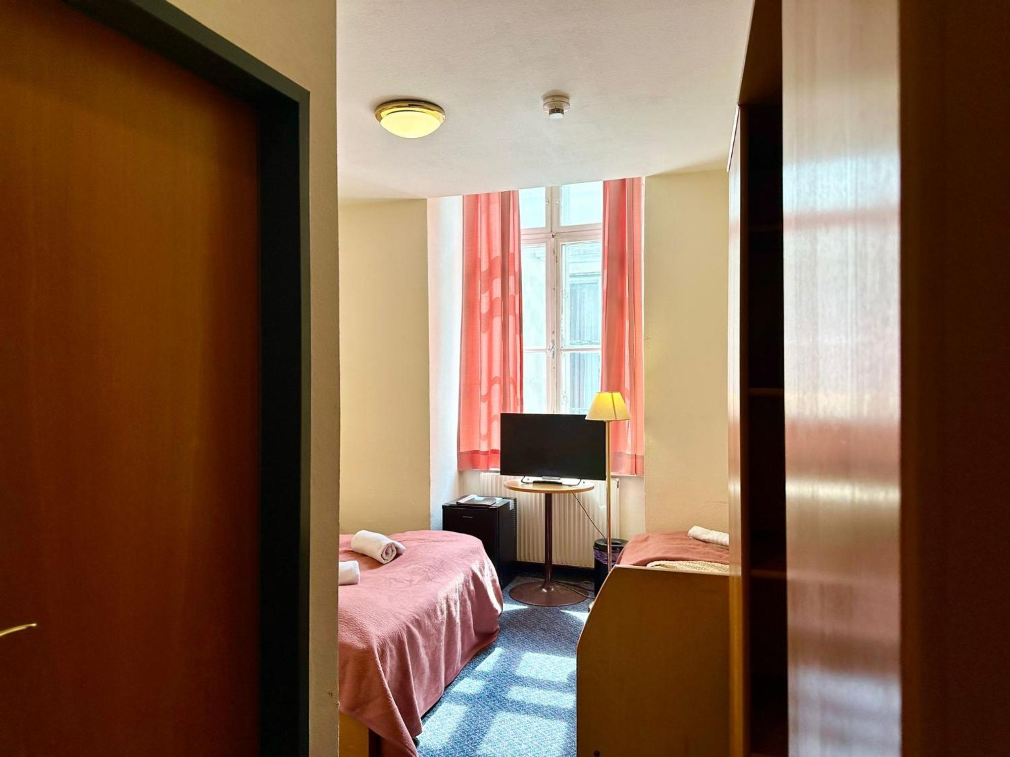 Very Central Apartments, 5 Min To City Center, No Reception Wina Bagian luar foto