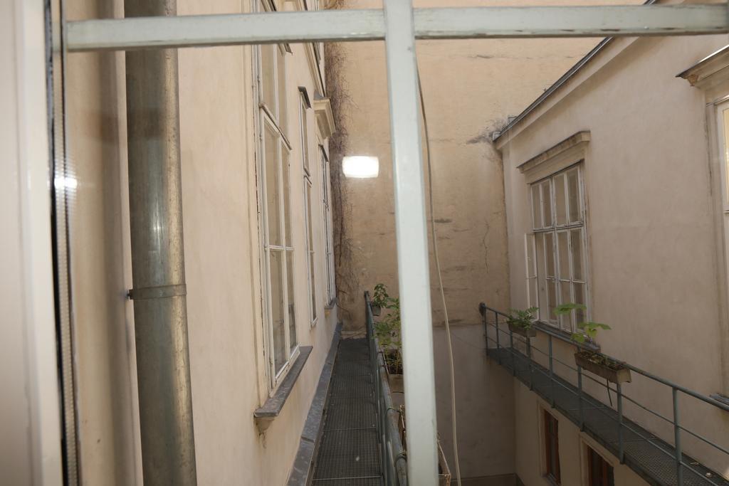 Very Central Apartments, 5 Min To City Center, No Reception Wina Bagian luar foto